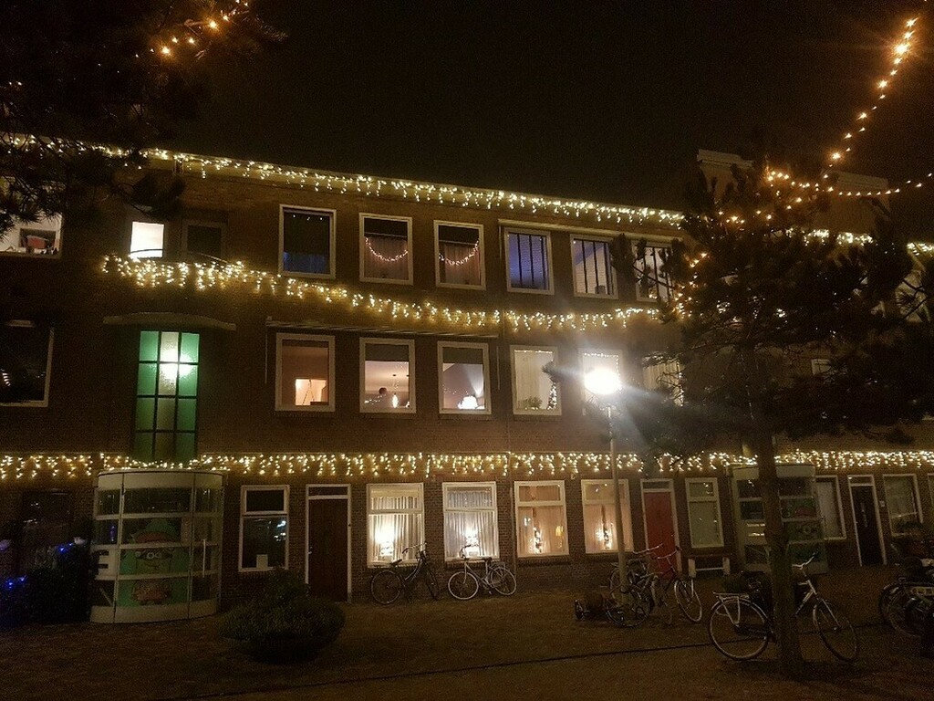 De donkere dagen komen voor kerst komen er aan! Gelukkig hangen de bewoners van #Duindorp de kerstverlichting alweer op! Met wie hang jij de lichtjes op in de straat? Tag je buurman of buurvrouw, zo zorgen we samen voor het mooiste kerstdorp van Nederlan… instagr.am/p/CWDCuW5qu32/