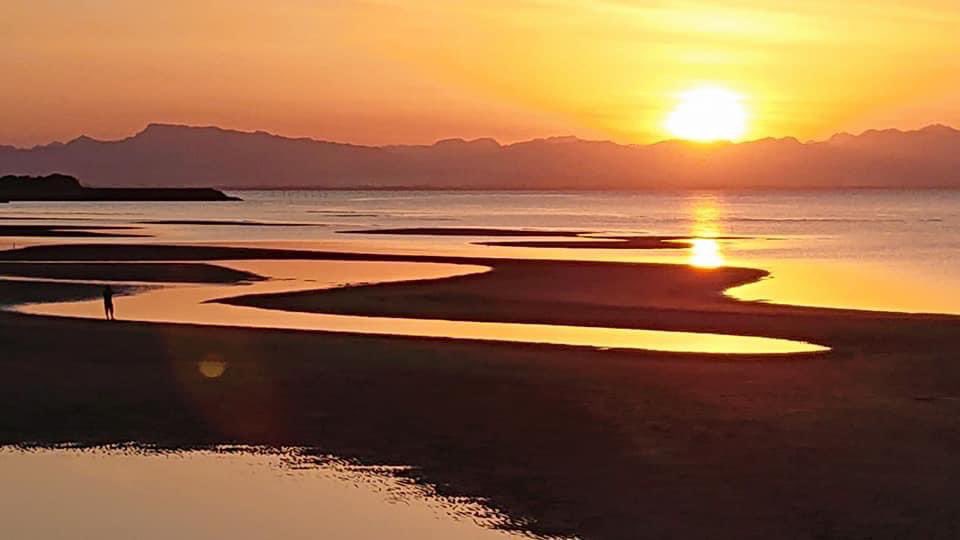 mxv2r3IrrbcaKPm's tweet photo. #真玉海岸
#夕日
キレイやなぁ〜 https://t.co/YViI3GvX31
