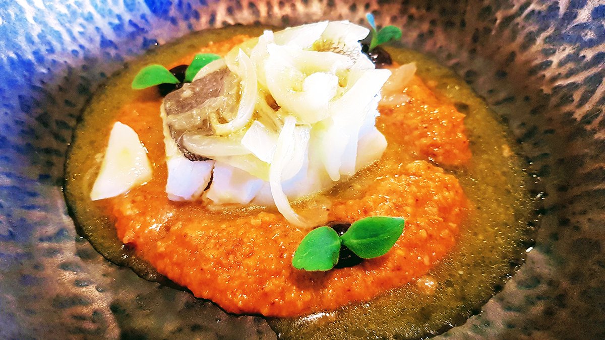 GuiaMichelin_ES's tweet photo. En el coqueto pueblo de #MoralesdelRey, descubre @RBrigecio. Cualquiera de sus dos menús Bib Gourmand te hará disfrutar con deliciosos sabores tradicionales, como el de este Bacalao con crema de sopas de ajo. 
#BibGourmand #GuiaMICHELIN21 https://t.co/u2JBFdrHwd
