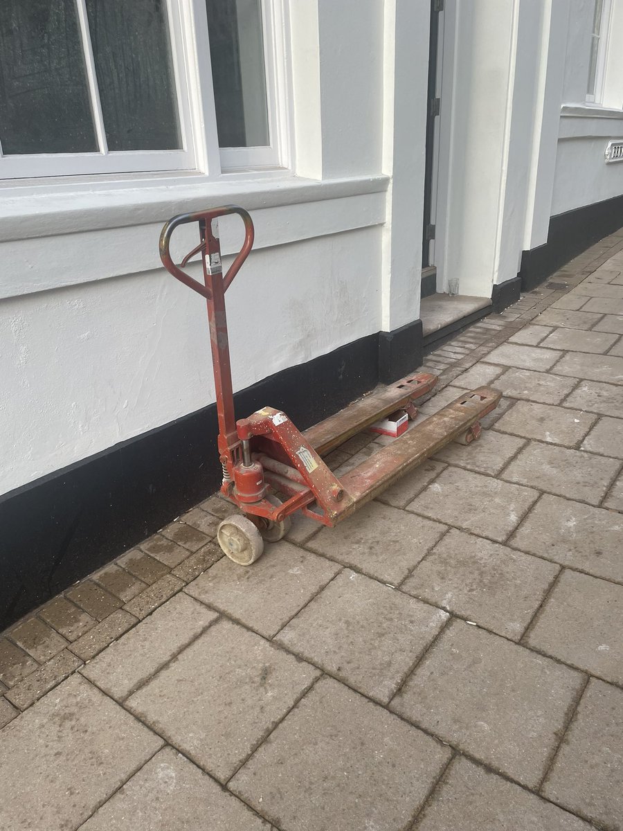 richardpope's tweet photo. You can’t accuse @voitechnology of not listening to their more mature market. Scooters with stabilisers, currently in ‘standby mode’ on Bennetts Hill. #backtobrum @ichoosemag @ColmoreBID https://t.co/oZ7A3yAVOo