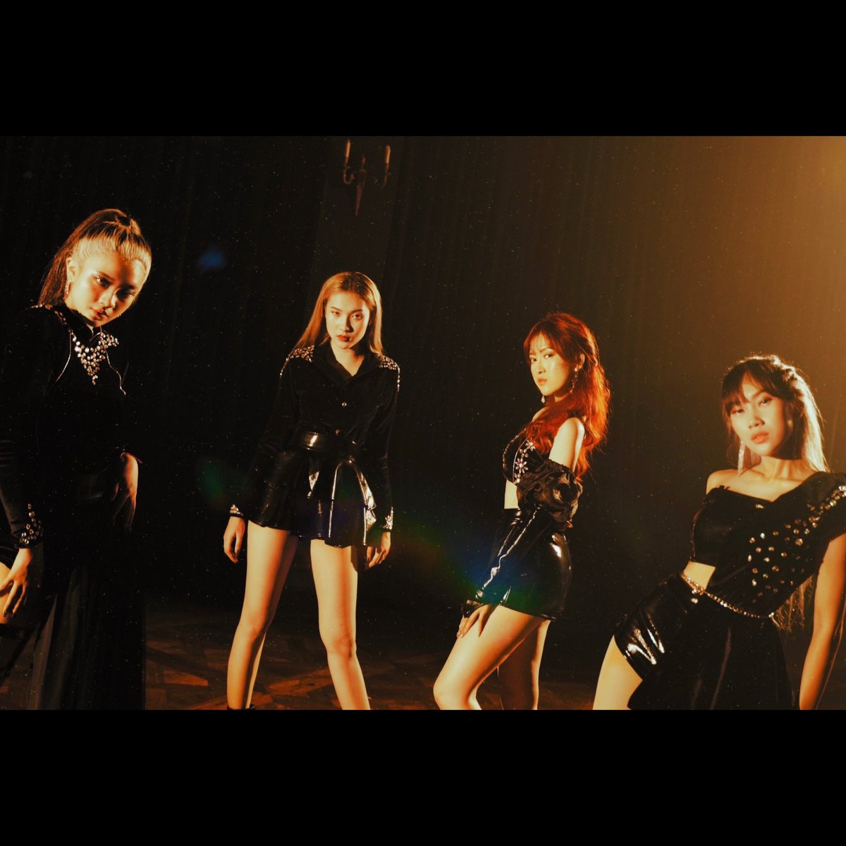 GLAS_ofc's tweet photo. GLASS 2nd Single
[ OUT ] 

Group Concept photo 
2021.11.26 5PM (WIB) 

Costume : sylph_crew
Hair stylist : w2salon
Nails : https://t.co/JVSwseJ4mc
Sponsored by : vibe.indonesia dearmebeauty 

#GLASS #COMEBACK #211126_RELEASE #OUT 
#GIRLGROUP #INDONESIA https://t.co/67bUQHJKdR