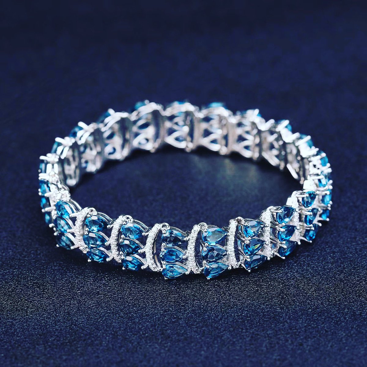 Fortuna_LM's tweet photo. I will shine even more in the New Year๐
#ForunaLM #naturalstone #naturalstonejewellery #naturalstonedesign #originaldesign #workmanship #handmade #handmadejewelry https://t.co/VCGbzZXkdG