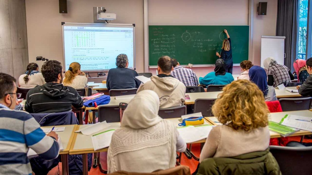 Universität Potsdam (@unipotsdam) on Twitter photo 📣 Jetzt bewerben – Neuer Qualifizierungsdurchgang für #Lehrkräfte mit Flucht- und Migrationsgeschichte
🔹Insgesamt 20 Plätze stehen zur Verfügung.
🔹Die #Qualifizierung startet im April 2022 und läuft über vier Semester.
Weitere Informationen➡️uni-potsdam.de/de/medieninfor… 📣 Jetzt bewerben – Neuer Qualifizierungsdurchgang für #Lehrkräfte mit Flucht- und Migrationsgeschichte
🔹Insgesamt 20 Plätze stehen zur Verfügung.
🔹Die #Qualifizierung startet im April 2022 und läuft über vier Semester.
Weitere Informationen➡️uni-potsdam.de/de/medieninfor…