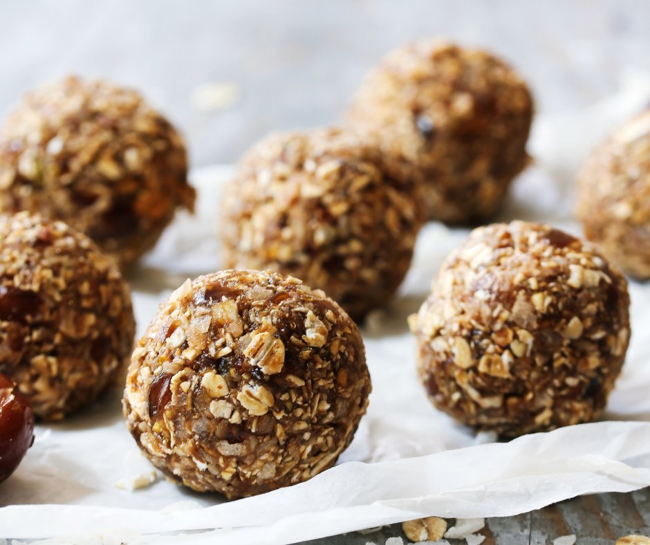 MDRecipeBook's tweet photo. These Oatmeal balls are delicious and packed with good nutritional values. They are great as a snack, as a healthy dessert or even for post workout snack.🤤
👉https://t.co/98yHH6wPuw
#mediterraneandiet #oatmealballs https://t.co/SZWnC8kjn0