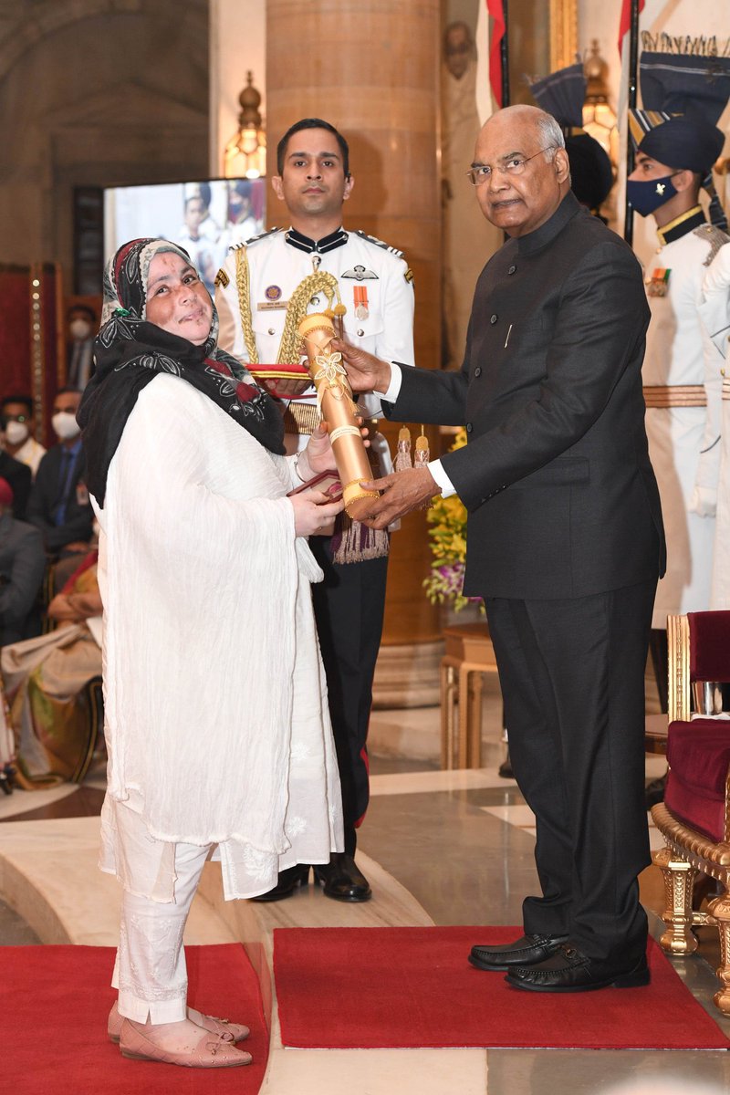sanjay_kunkun's tweet photo. Bhopal survivor-activist Abdul Jabbar Khan was awarded with the ‘Padma Shri’ by the President yesterday at the Presidential House — the fourth-highest civilian award of the Republic of India.

His spouse Saira Bano received the award on his behalf as Jabbar died in November 2019. https://t.co/2V3Jw7cOaV
