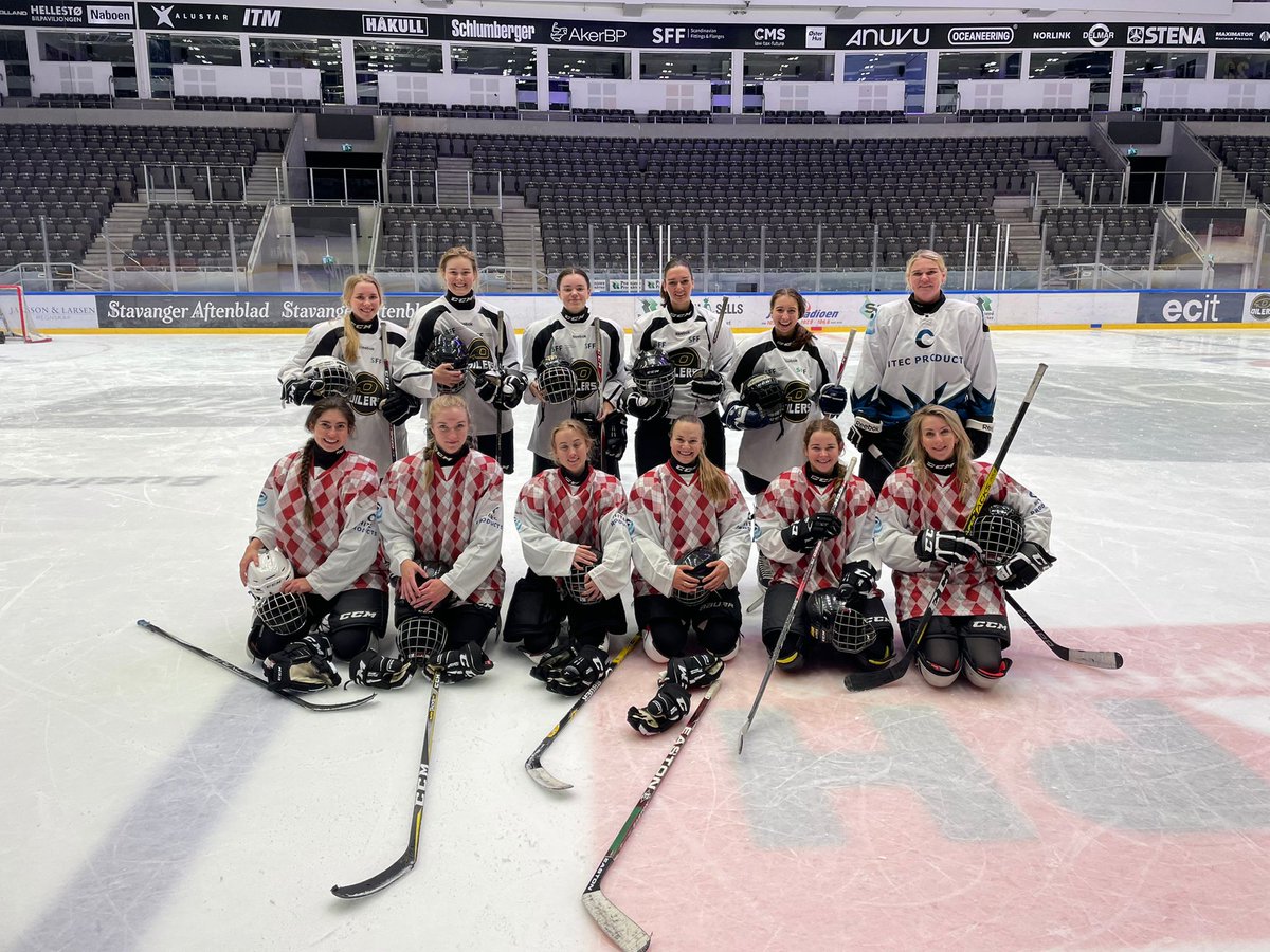The "Old girls" beat the young girls 6-2. Tone was coaching and refereeing (She played for the national hockey team of Norway before cycling). @TeamCoopSykkel @Hitec_Products