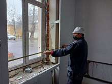 Продолжается капитальный ремонт в детской поликлинике на улице Льва Толстого в городе Щекино. Сейчас готовность превысила 50 процентов.