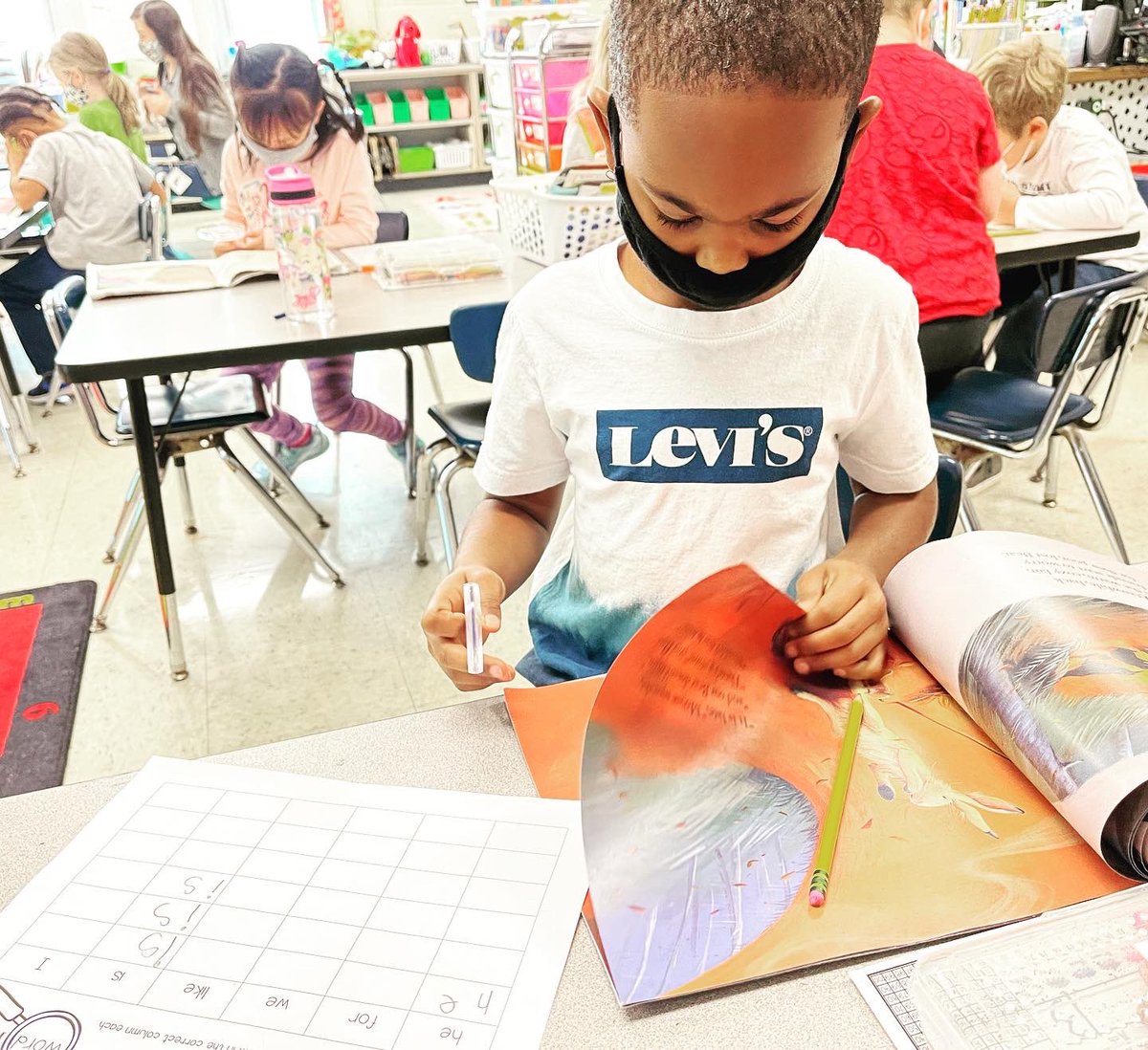 plantednprimary's tweet photo. Engagement is everything! We became detectives by looking for our sight words in the books we love (hint: give out a magnifying glass for extra excitement)! https://t.co/qCMPWRstMO