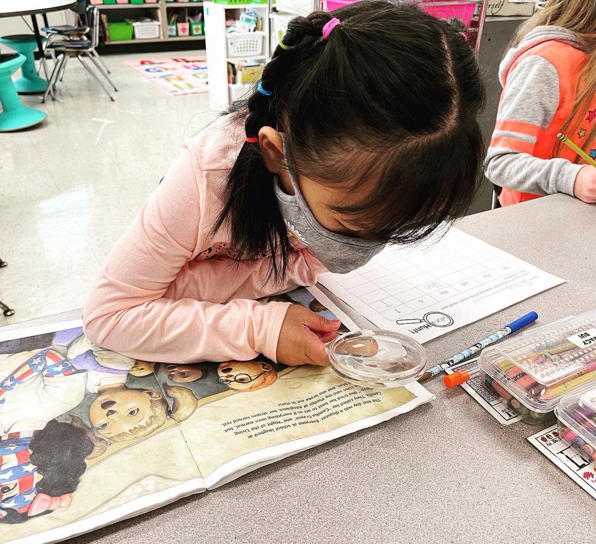 plantednprimary's tweet photo. Engagement is everything! We became detectives by looking for our sight words in the books we love (hint: give out a magnifying glass for extra excitement)! https://t.co/qCMPWRstMO