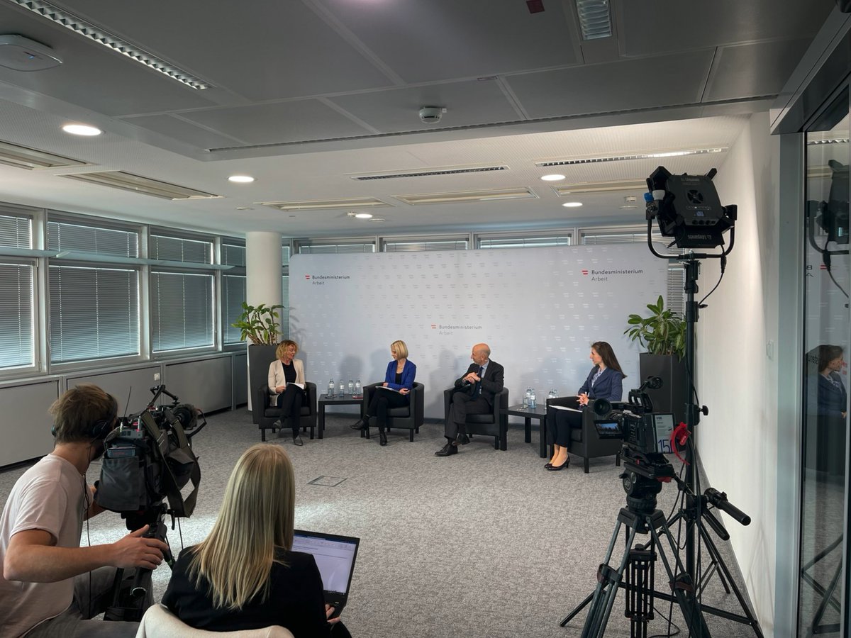 Wir starten in unsere neue Gesprächsreihe #BMAimGespräch:  heute geht‘s um die rechtlichen Aspekte der Arbeitslosenversicherung Neu, gemeinsam mit <a href="/MagratheanTimes/">Martin Kocher</a>,. <a href="/BrameshuberE/">Elisabeth Brameshuber</a> und Susanne Auer-Mayer. Moderiert von <a href="/evalinsinger/">Eva Linsinger</a>, livestream: facebook.com/martingeorgkoc…