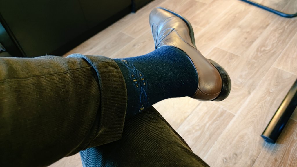 BenjaminRandow's tweet photo. J'espère que la #TeamRevers appréciera mon look "retour d'Italie"... (ainsi que l'élégante hardiesse de l'association de couleurs). https://t.co/2aMzrcukYf