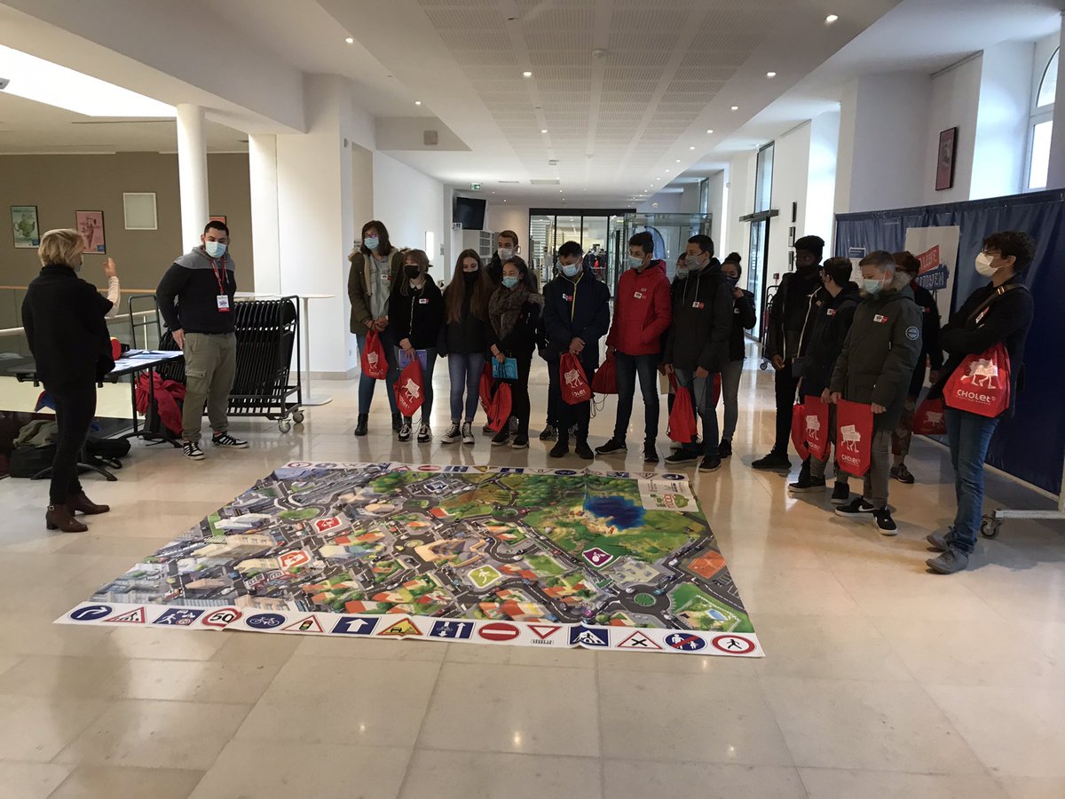 natachapoupet's tweet photo. Ravie de lancer la 4ème édition du Rallye Citoyen au théâtre St Louis.
Organisé par @choletagglo , ce rallye va permettre de sensibiliser de manière ludique et interactive 800 jeunes collégiens en classe de 3ème à des valeurs importantes pour leur avenir. #cholet #citoyennete https://t.co/MLoKLPhGfG