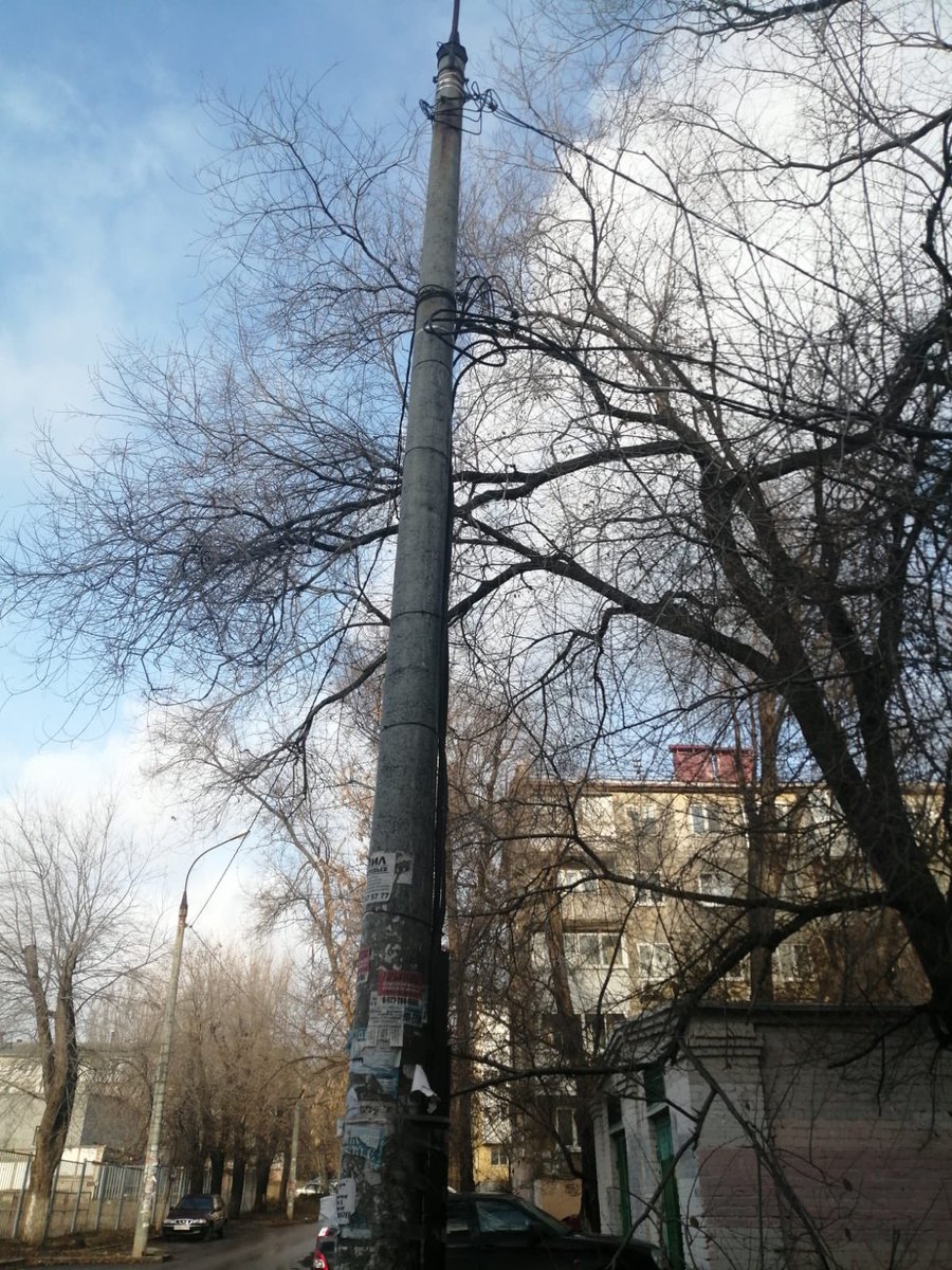 14dedin96's tweet photo. Дерево висит на воздушной линии электропередач, необходимо провести опиловку крон деревьев в охранной зоне воздушной линии.
Создаётся аварийная ситуация отрава провода.
Адрес: 22 партсъезда д. 20 Подстанция 3226. @EDDSSamara @SamMobilePriem https://t.co/KDNxCpB1cc