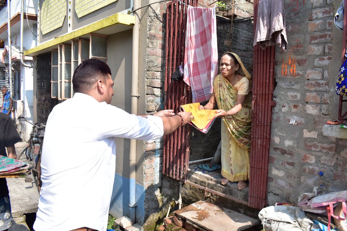 kundanbjpwb's tweet photo. आज गारुलिया में छठ व्रती के बीच में साड़ी वितरण किया।
जय हो छठी मैया!
#chatpuja #छठी #chat #Garulia https://t.co/b2ICYp9vny