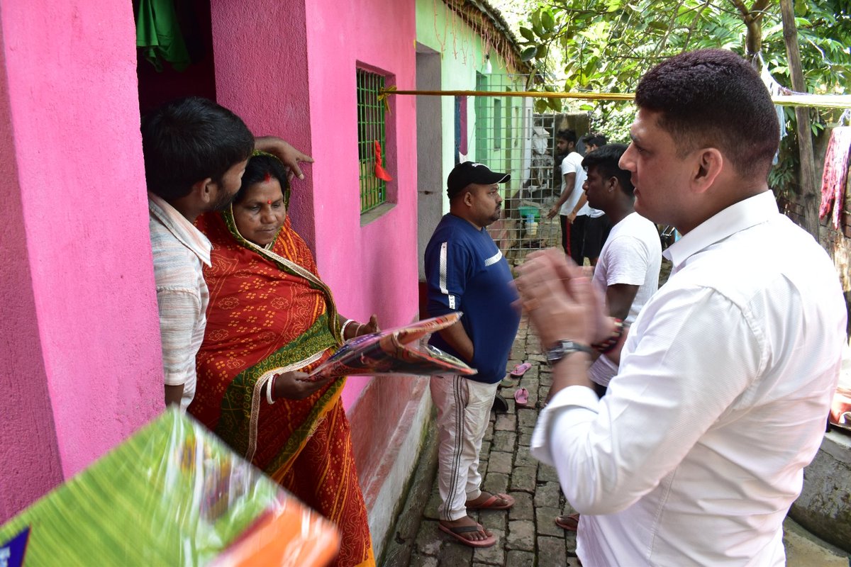 kundanbjpwb's tweet photo. आज गारुलिया में छठ व्रती के बीच में साड़ी वितरण किया।
जय हो छठी मैया!
#chatpuja #छठी #chat #Garulia https://t.co/b2ICYp9vny