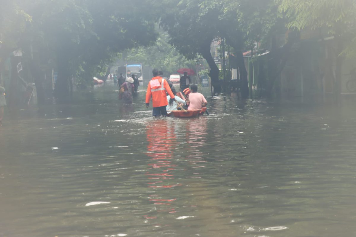 It’s shameful one has to go in a boat to our @CMOTamilnadu @mkstalin avl own Kolathur constituency. He is the MLA here for 10 years+! Streets water logged, electricity not there in most of the houses & people losing their daily livelihoods! This has been an yearly occurrence!