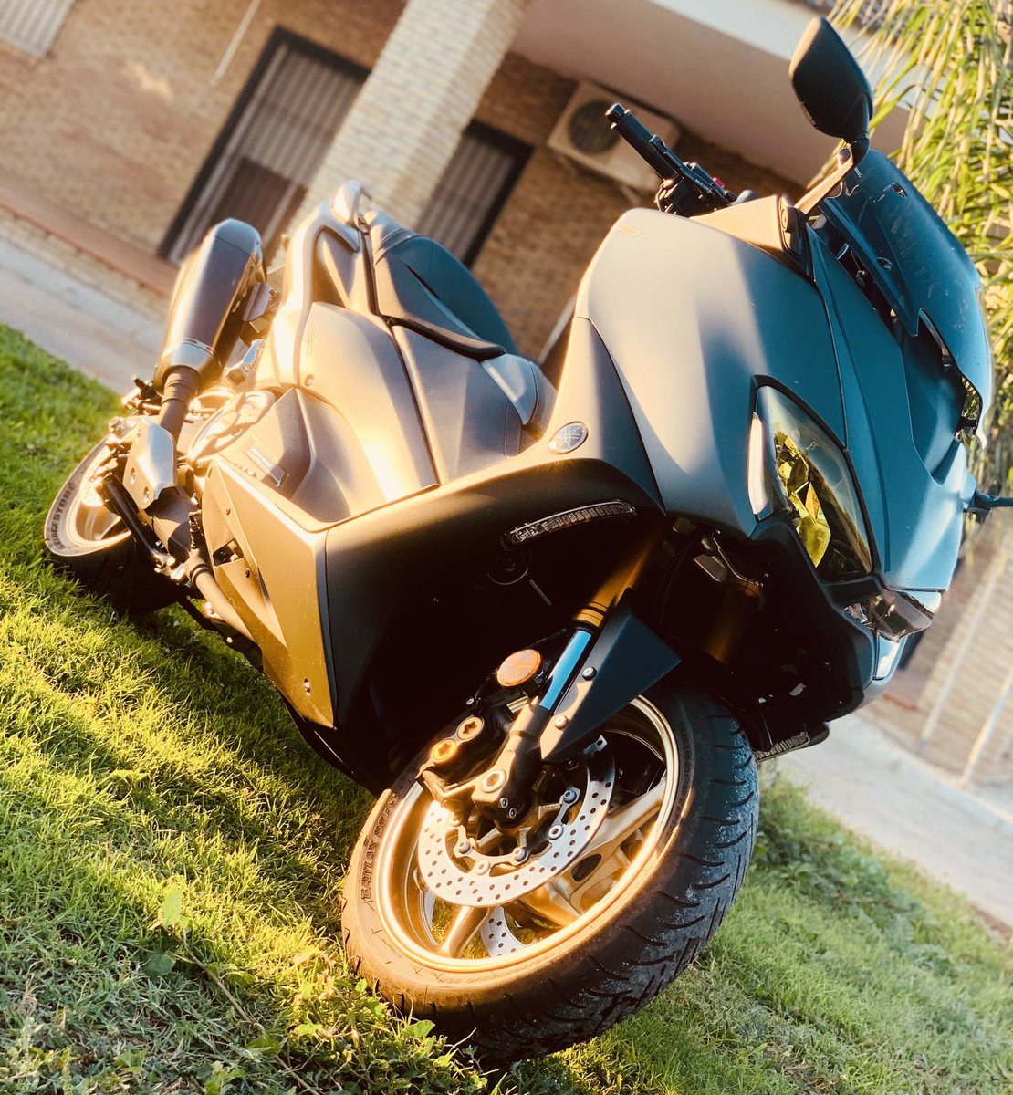 tmaxsevilla's tweet photo. Vamos martes #tmax560 #tmaxsevilla #tmax530 #tmax560 #tmax500 #akrapovic #lightech #carbono #yasuni #polini #leovince #bcd #galfer #rizona #ohlins #jcosta #bembro #goodri #bykers #scooters #motocicleta #maxiscooters #yamaha #yamahatmax #turbo #turbotmax #andalucia #españa #club https://t.co/7hJJVXSTEU