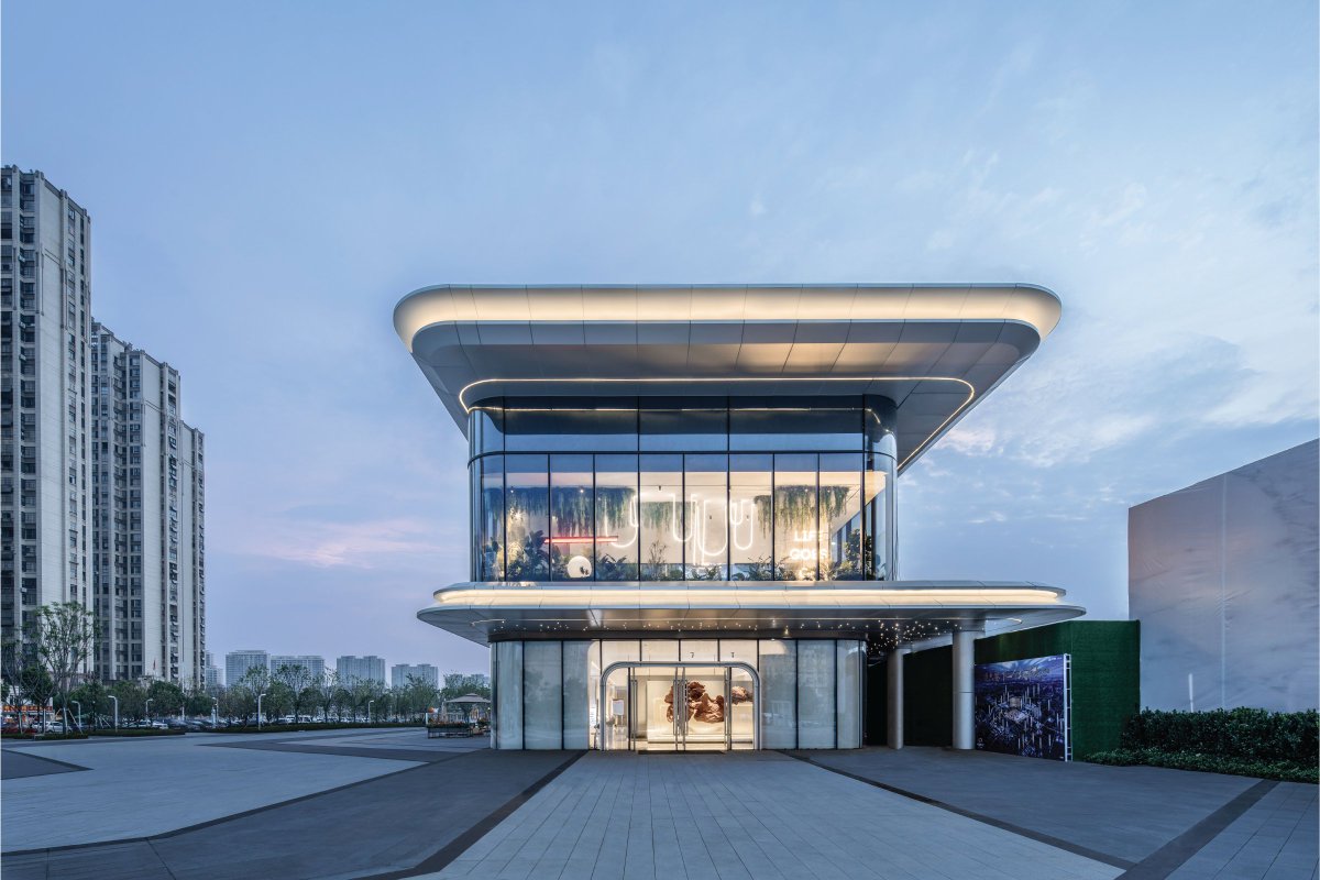 LWK_Partners's tweet photo. The double-storey block of CIFI Center Sales Gallery in Lu’an, China features panels of silvery and champagne metal and #glasscurtain, giving a bold remark on its streamlined rectangular #buildingform, with a touch of elegance in modern #architecturallanguage. https://t.co/IRFvy9t380