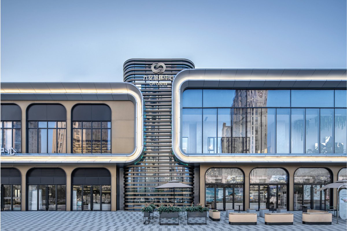 LWK_Partners's tweet photo. The double-storey block of CIFI Center Sales Gallery in Lu’an, China features panels of silvery and champagne metal and #glasscurtain, giving a bold remark on its streamlined rectangular #buildingform, with a touch of elegance in modern #architecturallanguage. https://t.co/IRFvy9t380