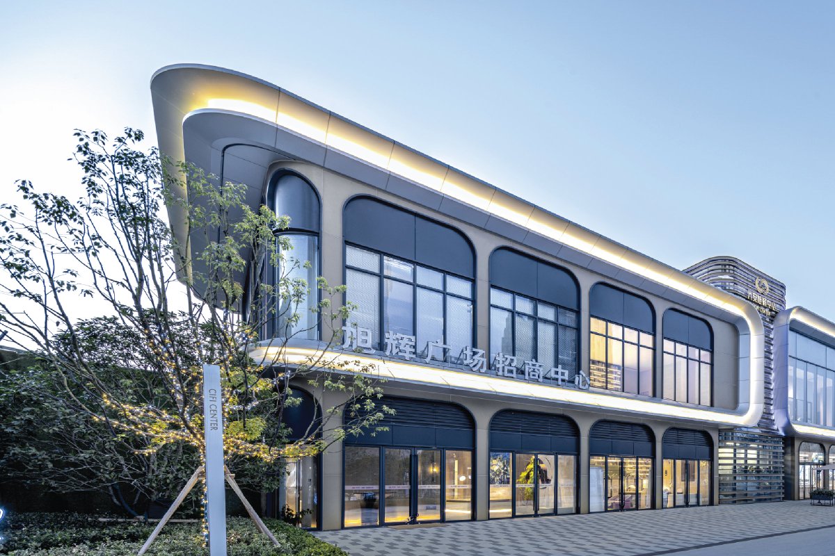 LWK_Partners's tweet photo. The double-storey block of CIFI Center Sales Gallery in Lu’an, China features panels of silvery and champagne metal and #glasscurtain, giving a bold remark on its streamlined rectangular #buildingform, with a touch of elegance in modern #architecturallanguage. https://t.co/IRFvy9t380