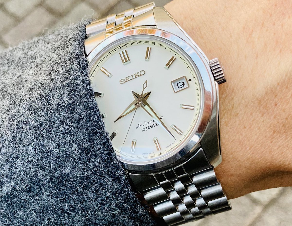 Black_zzi's tweet photo. 改めまして。
日本🇯🇵製の自動巻きです。
@bachopapa さんのジュビトナにインスパイアされました😌
ジュビリーブレスのインストールです☺
#Seiko
#Myfirstwatch
#カスタム時計ストラップ https://t.co/FUSn3ffIPo