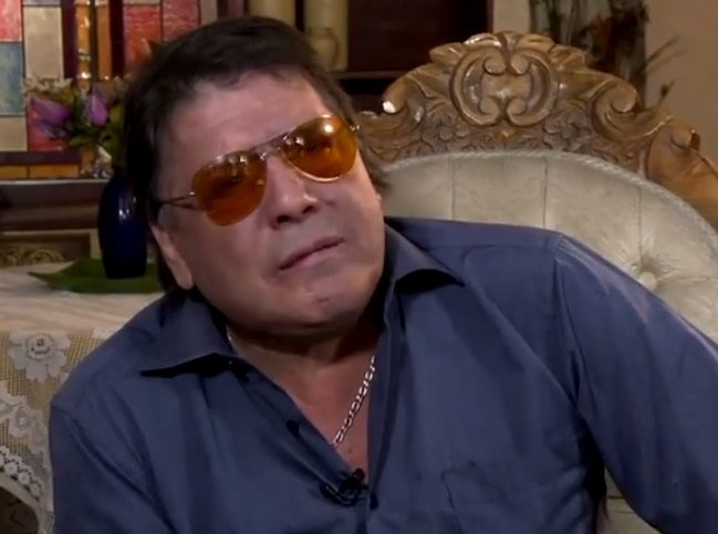 Zalo Reyes viendo que después de la extensa intervención de Naranjo, se olvidarán que cada 9 de noviembre, como siempre sin tarjeta, le mandaba un ramito de violeta!