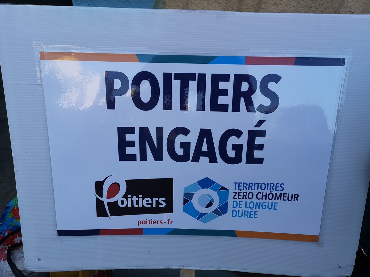 #greveduchomage : en direct du quartier de Bellejouanne à #Poitiers. Nettoyage des vélos et de l'intérieur des voitures!
