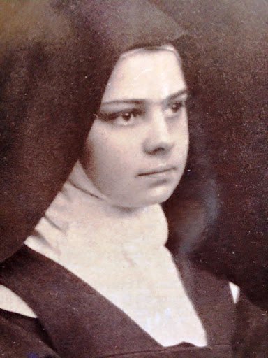 MiaStellaMaris's tweet photo. “Quisiera pasar mi vida como la Virgen, que conservaba todas las cosas en su corazón. La Virgen me parece más imitable que cualquier santa. Su vida era tan sencilla. Con sólo mirarla me siento llena de paz”.#IsabelDeLaTrinidad Una de mis santas preferidas
#CuántoTeDebo #SorIsabel https://t.co/PG9SfrQVDl