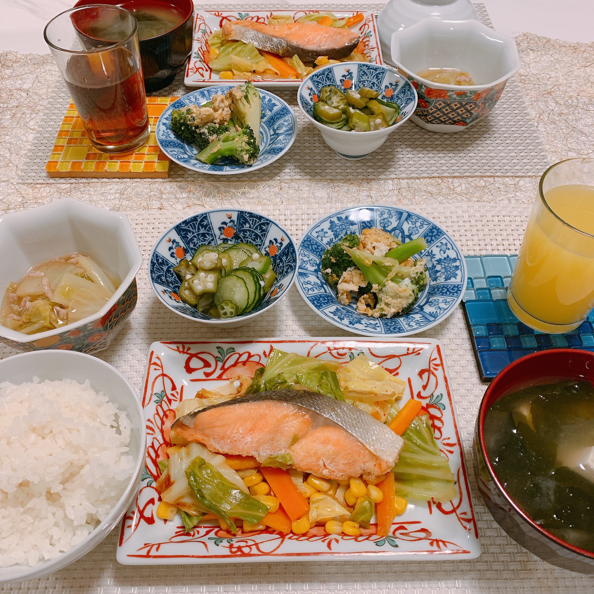 ほつキッチン Al Twitter こんばんは 鮭のちゃんちゃん焼き 白菜のそぼろあんかけ オクラときゅうりの酢の物 ブロッコリーのたまご炒め お味噌汁 完全に風邪引きました 暖かくして寝ましょう おうちごはん 料理 献立 T