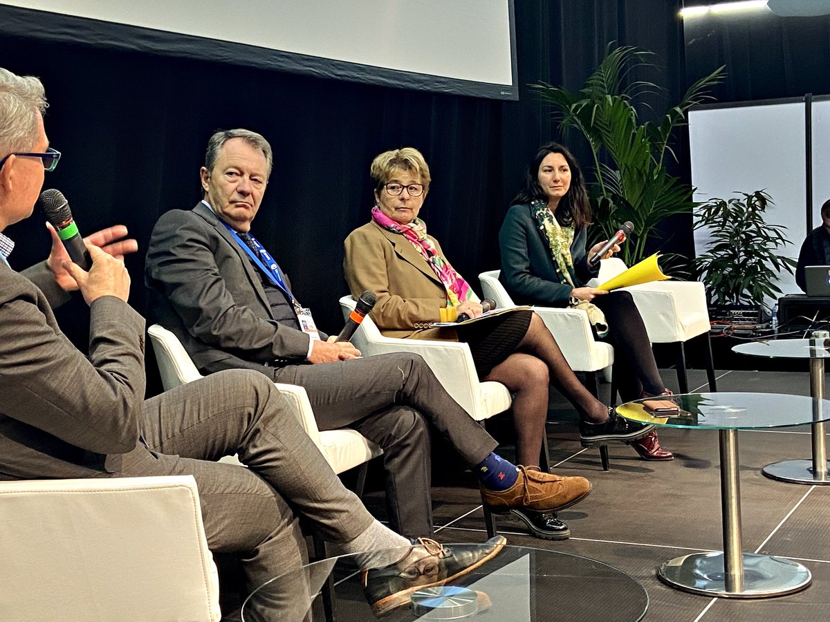 MarieGuiteDufay's tweet photo. Au salon des #Ridy aujourd’hui à Auxerrexpo pour présenter le premier bilan du plan d’accélération de l’investissement de la Région, un an après sa mise en œuvre : 435 M€, dont déjà 255 M€ engagés. La @bfc_region plus que jamais aux côtés de notre économie régionale 💪🏻 https://t.co/oG3Jc52I8j