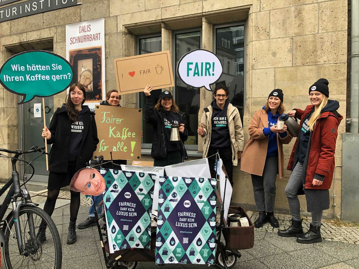 ONEDeutschland's tweet photo. Lust auf eine faire Tasse #Kaffee ☕️ @Doris_Ahnen @christianduerr und @lisapaus? Wir stehen jetzt vor der #FDP-Bundesgeschäftsstelle. Denn fairer Kaffee ermöglicht bessere Löhne, nachhaltiges Wirtschaften und schont die Umwelt 🌱 Kommen Sie vorbei! https://t.co/t6OfAe1N89
