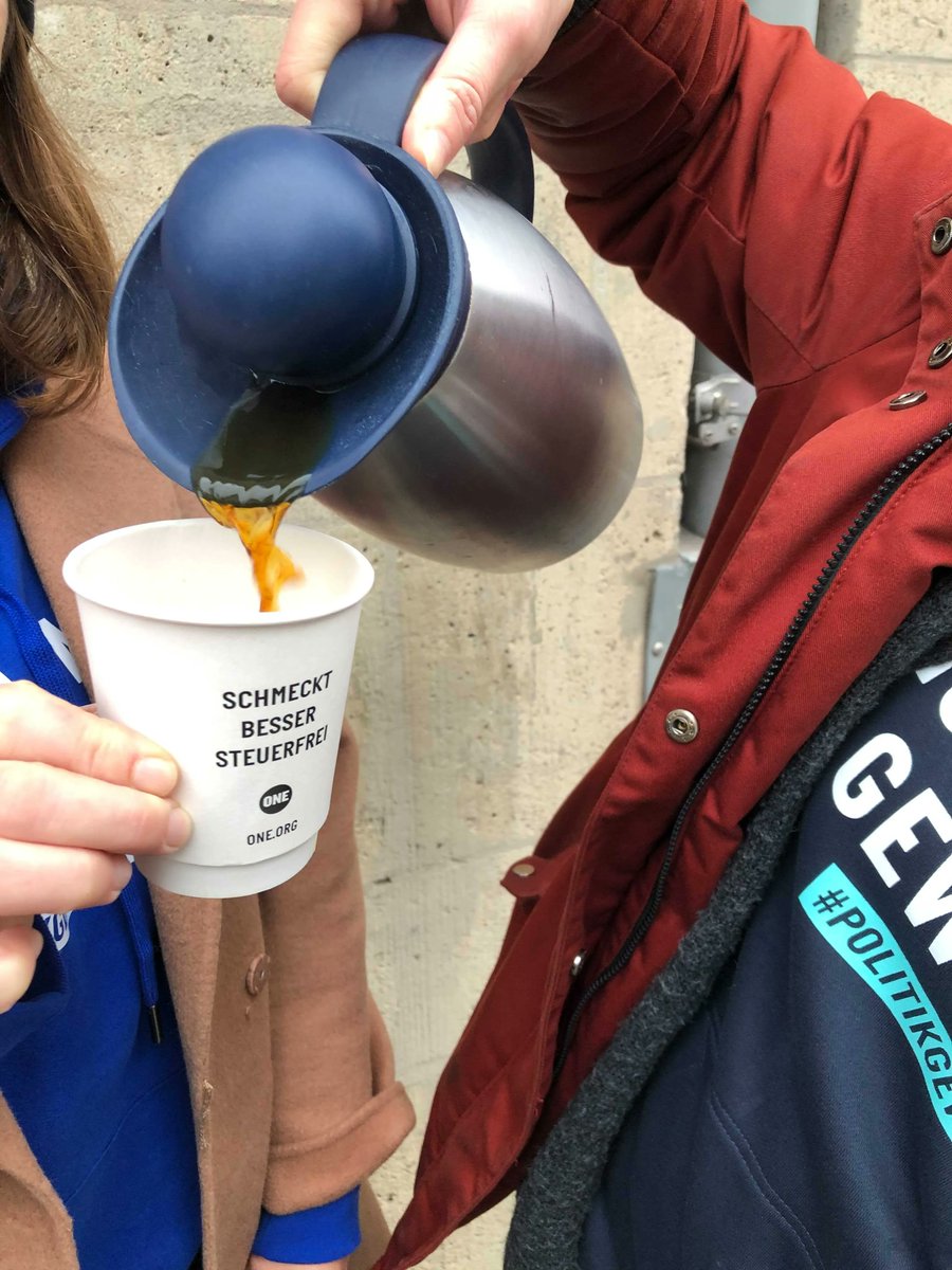 ONEDeutschland's tweet photo. Lust auf eine faire Tasse #Kaffee ☕️ @Doris_Ahnen @christianduerr und @lisapaus? Wir stehen jetzt vor der #FDP-Bundesgeschäftsstelle. Denn fairer Kaffee ermöglicht bessere Löhne, nachhaltiges Wirtschaften und schont die Umwelt 🌱 Kommen Sie vorbei! https://t.co/t6OfAe1N89