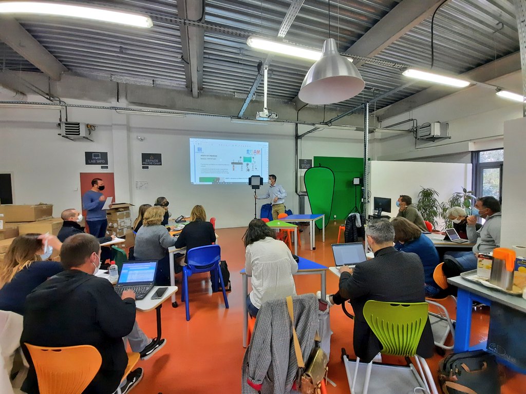 clemi_nice's tweet photo. Remise des #StudioMedia pour 9 collèges @AcademieNice avec @DANE_acNice @edd_nice et CD @AlpesMaritimes. Une solution complète webtv proposée par @Easytis qui permettra aux eco-délégués de valoriser leurs actions en faveur de l'environnement #EducMediaInfo https://t.co/oWpzyWQCRA