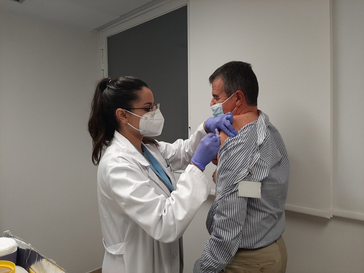 GVAclinic's tweet photo. 🏥💉 Al Departament #ClinicMalvarrosa continuem amb la vacunació front a la #GRIP entre els professionals de la sanitat #TornemAArrimarElMuscle 💪 #VolvamosAArrimarElHombro https://t.co/JmtaczkkXF