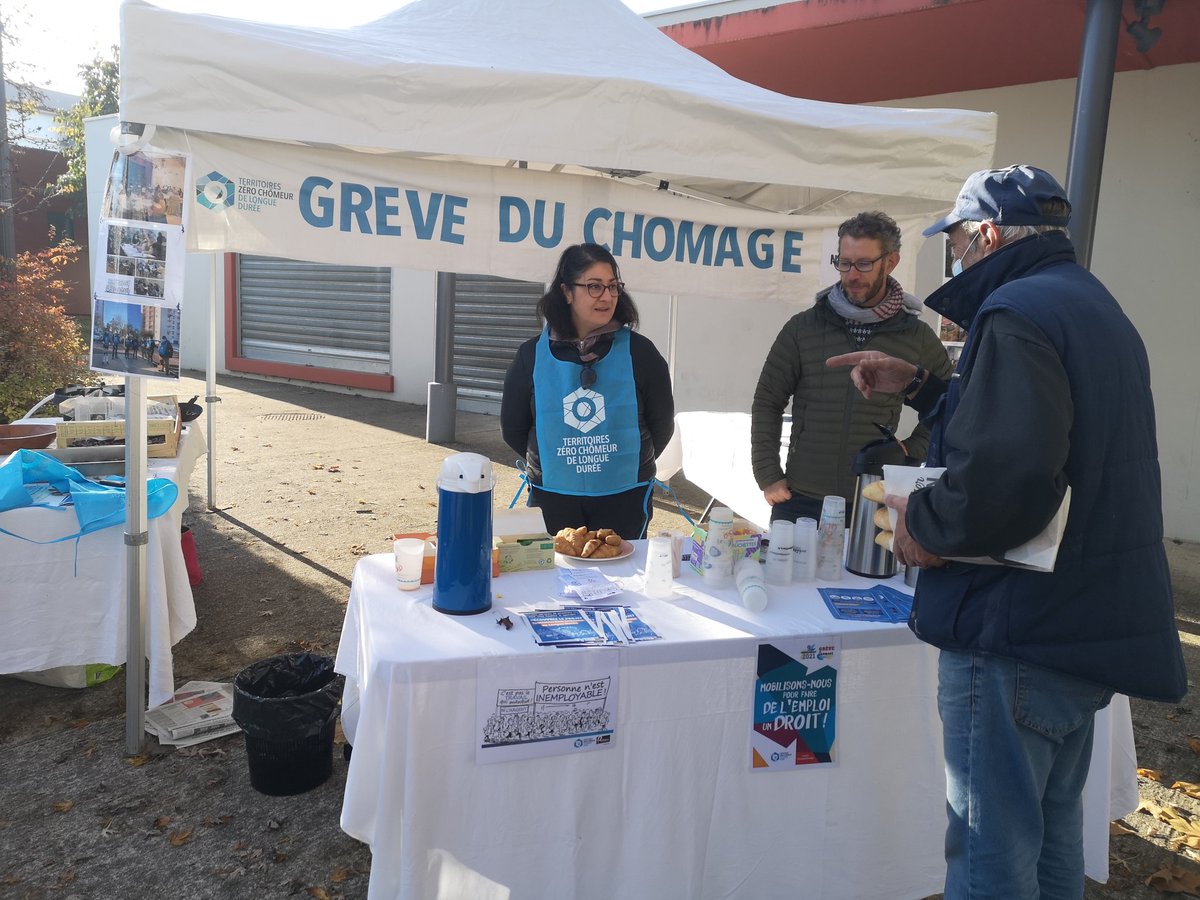 #greveduchomage en direct : beaucoup de monde au café éphémère et au nettoyage des voitures. Convivialité autour d'une boisson chaude et de marrons chauds. #poitiers