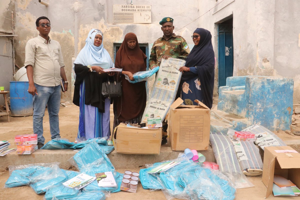 WomenSwso's tweet photo. The Police Advisory Committeemmittee (PAC) has delivered mattresses, cleaning detergents, bedsheets, and learning materials (Books and Bags) to the defendants at Kismayo Central Police Station.
@Saferworld https://t.co/ZfkyKsU3Hy