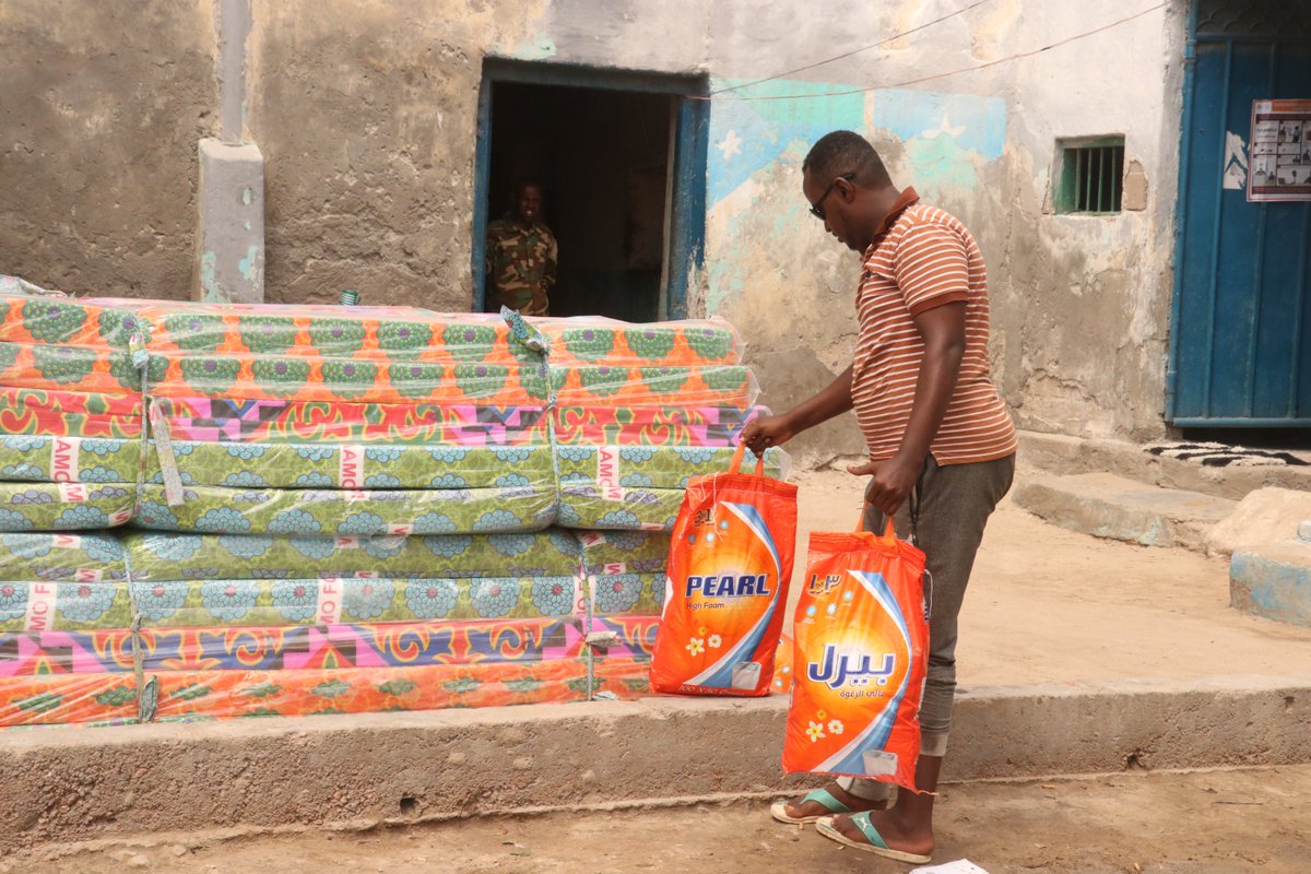 WomenSwso's tweet photo. The Police Advisory Committeemmittee (PAC) has delivered mattresses, cleaning detergents, bedsheets, and learning materials (Books and Bags) to the defendants at Kismayo Central Police Station.
@Saferworld https://t.co/ZfkyKsU3Hy