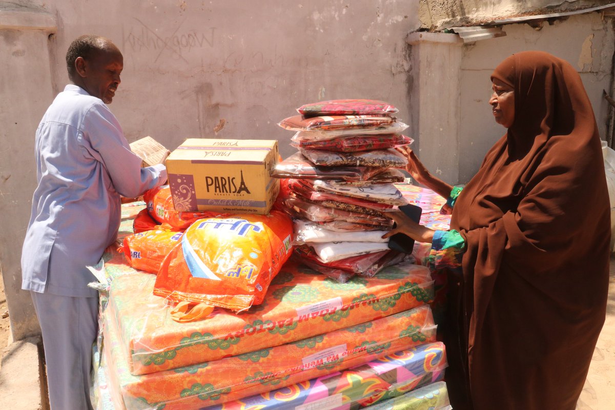 WomenSwso's tweet photo. The Police Advisory Committeemmittee (PAC) has delivered mattresses, cleaning detergents, bedsheets, and learning materials (Books and Bags) to the defendants at Kismayo Central Police Station.
@Saferworld https://t.co/ZfkyKsU3Hy