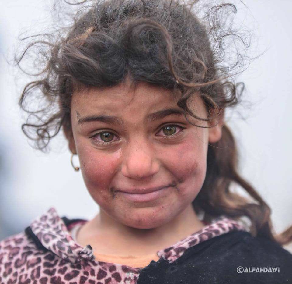 Marodriguez1971's tweet photo. Ayer me recordaron una de las imágenes más demoledoras de lo que suponen las guerras, sobre todo para los más vulnerables.

Es 'la chica de Mosul', una niña iraquí que llora pero trata de sacar una sonrisa cuando ve que se le acerca un reportero, Ali Alfahdawi.
Malditas guerras. https://t.co/SXPYdU9v35