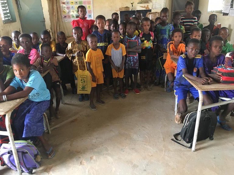 Niintche's tweet photo. Nous avons fabriqué 20 tables bancs pour les élèves de Thiebe à Louga grâce à votre générosité. Merci aux donateurs il nous reste maintenant le défi du transport.
Qui peut nous aider à transporter 20 tables bancs rapidement à Ouarkhokh? 
Retweet apprecié https://t.co/UFxiJpoyGH