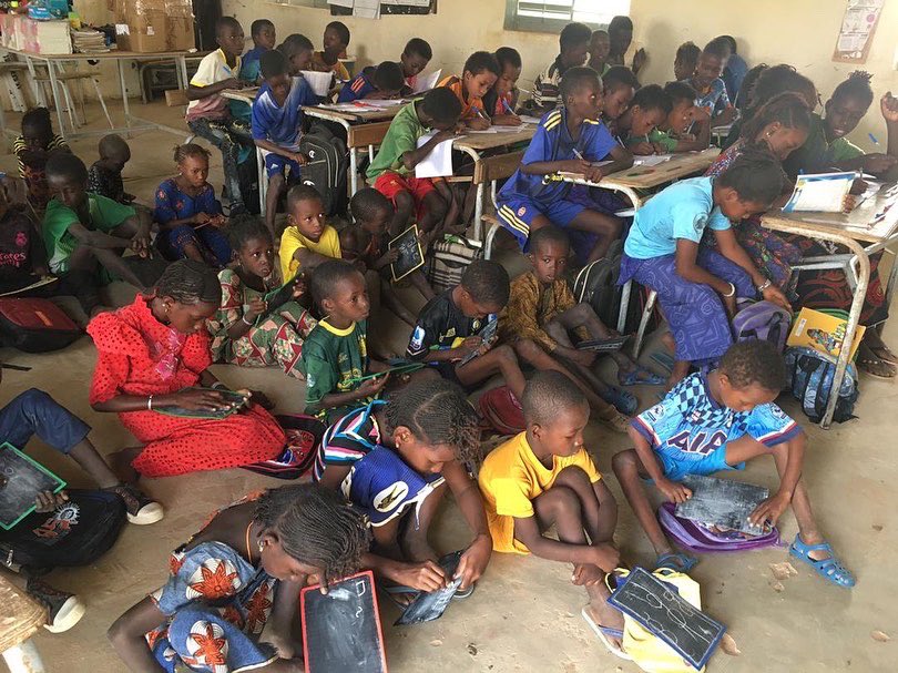 Niintche's tweet photo. Nous avons fabriqué 20 tables bancs pour les élèves de Thiebe à Louga grâce à votre générosité. Merci aux donateurs il nous reste maintenant le défi du transport.
Qui peut nous aider à transporter 20 tables bancs rapidement à Ouarkhokh? 
Retweet apprecié https://t.co/UFxiJpoyGH