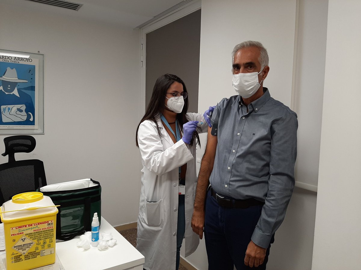 GVAclinic's tweet photo. 🏥💉 Al Departament #ClinicMalvarrosa continuem amb la vacunació front a la #GRIP entre els professionals de la sanitat #TornemAArrimarElMuscle 💪 #VolvamosAArrimarElHombro https://t.co/JmtaczkkXF