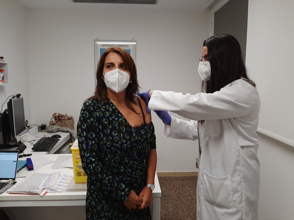 GVAclinic's tweet photo. 🏥💉 Al Departament #ClinicMalvarrosa continuem amb la vacunació front a la #GRIP entre els professionals de la sanitat #TornemAArrimarElMuscle 💪 #VolvamosAArrimarElHombro https://t.co/JmtaczkkXF