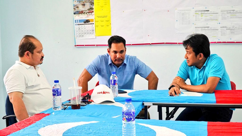 NajwanHalimi's tweet photo. Tiba di Melaka utk bantu gerak kerja kempen calon² HARAPAN.

Saya ke Bilik Gerakan Utama DUN Paya Rumput utk menyerahkan sumbangan 600 kit ujian kendiri COVID-19 kpd calon HARAPAN, YB Datuk Seri @shamsuliskandar.

Dato' Hans Isaac turut bersama membantu kempen HARAPAN di Melaka. https://t.co/skW757FA0n