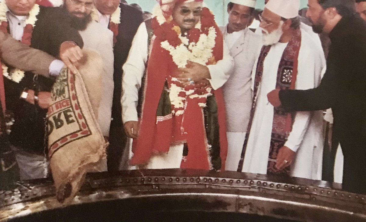 سندھ کی دھرتی،صوفیوں کی دھرتی ہے
صوفیائےکرام نےہمیشہ امن واخوت اوراحترام انسانیت کادرس دیاہے
صوفیوں کی خانقاہوں میں ذات پات،رنگ نسل ،زبان، مسلک اورمذہب کی کوئی تفریق نہیں ہوتی
سندھی ومہاجر عوام صرف سلامتی کےمذہب کومانتے
اور
احترام انسانیت پر یقین رکھتےہیں

#WeRejectFaujiIslam