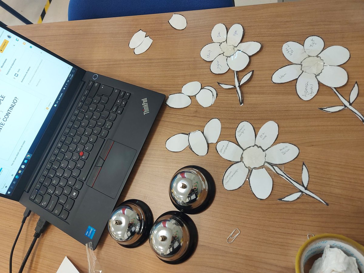 ¡Me encantan las clases presenciales 😍! ¡Y el placer de gamificarlas! Gramática, pétalos, timbres de campana, trabajo en equipo, reto y emoción ... #español #gamification #TwitterEle #Spanish