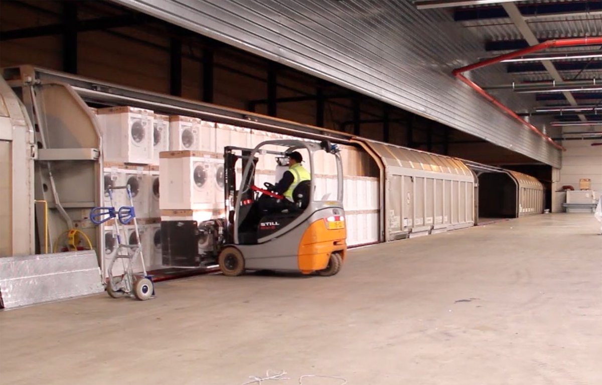 More transport by rail is a must to achieve our climate targets. Yet some companies seem reluctant to switch from road to intermodal transport.  In this series, we talk to shippers who have already made the step. Part 2: Electrolux  thefutureisours.nl/en/logistics-s…