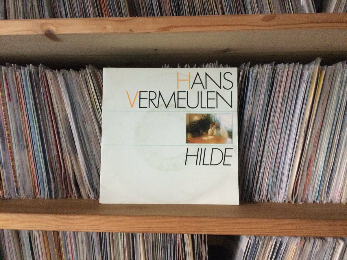 OMWtje's tweet photo. Op 9 november 2017 overleed zanger, gitarist, toetsenist, componist en producer Hans Vermeulen. Zijn solosingle ‘Hilde’ komt uit 1982. #Sandycoast #Rainbowtrain #AnitaMeyer https://t.co/hfdMxrKxIB