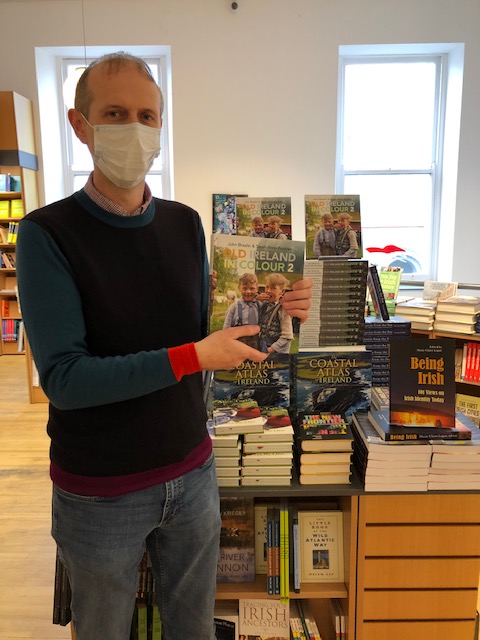 OMahonysBooks's tweet photo. Thanks to John Breslin for calling to our Limerick branch to sign copies of Old Ireland in Colour Vol 2.
Autographed Copies available in store & online now.
#OldIrelandInIreland #books #Booksellers #Ireland #Limerick #JohnBreslin #IrishInterest #Photography #XmasInOMahonys🎄 https://t.co/IVFhLQYZNo