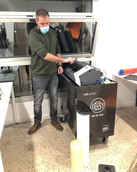 bibcaoliveres's tweet photo. Hem encetat el projecte Labs portàtils tecnològics de tall de vinil, un projecte de la @bibliotequesxbm que ofereix 6 activitats a la nostra biblioteca dirigides a públics diferents.
👇👇

#bibliolabxbm 
#laboratorisportàtils #crear #talldevinil #tallerfamiliar  #tecnologies https://t.co/X6C58d2gI3